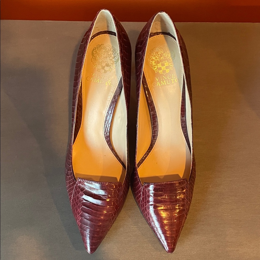 NWOT Vince Camuto Maroon Textured Heels